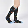 Chaussettes de sport de compression genou pour hommes femmes course marathon noir avec cœurs colorés - Taille unique / Bleu