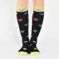Chaussettes mi-mollet noires tendance avec motifs de cœurs colorés et rebords néon. - Taille unique / Jaune