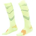 Hellgrüne Herren Sport Kompressionssocken mit grauem Chevron Muster und orangefarbenen Details. - Gelb