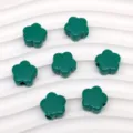Cuentas sueltas de acrílico verde oscuro con forma de flor de cinco pétalos para joyería DIY. - Verde oscuro