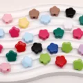 Cuentas de flores de acrílico de cinco pétalos de colores, cuentas sueltas para joyería de bricolaje. - Colores Mezclados Aleatorios Sólidos