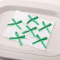 Piccoli fiocchi in nastro verde, ideali per fai-da-te artigianali e decorazioni per capelli. - 10 Pezzi/Confezione (Circa 2.5x2cm) / Verde