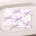 Piccoli fiocchi in nastro di raso viola per fai da te, accessori per capelli e decorazioni. - 10 Pezzi/Confezione (Circa 2.5x2cm) / Viola chiaro
