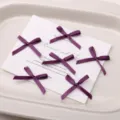 Fiocchi di nastro in raso viola per accessori fatti a mano fai da te e decorazioni per capelli. - 10 Pezzi/Confezione (Circa 2.5x2cm) / Viola Scuro
