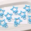 Mosquetones de estrella de aleación pintada, accesorios de joyería DIY y dijes artesanales. - 1 Pieza / Azul