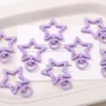 Mosquetones de estrella morada de aleación para llaveros colgantes accesorios de joyería hechos a mano - 1 Pieza / Púrpura