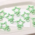 Mosquetón de estrella pintado de aleación llavero accesorios DIY para manualidades y joyas - 1 Pieza / Verde claro