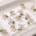 Ciondolo perla fiore giglio acrilico 16x17mm ciondoli iridescenti per gioielli fai da te - 2 Pezzi/Set / Marrone chiaro
