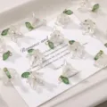 Ciondoli perle di fiori di giglio in acrilico ciondoli gioielli fai da te per bracciali orecchini. - 2 Pezzi/Set / Bianco