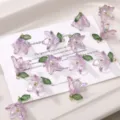 Ciondoli di perle di fiori di giglio in acrilico charm fai da te gioielli fatti a mano belli. - 2 Pezzi/Set / Viola
