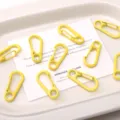 Crochets à ressort en métal coloré pour porte-clés DIY, breloques de sacs et bijoux faits main. - Jaune
