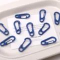 Mousqueton à ressort en métal bleu pour porte-clés DIY, breloques de sac et accessoires de bijoux. - Bleu saphir