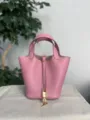 Sac à main seau en cuir rose avec cadenas, sac cabas pour femme au design classique chic. - Boucle Dorée / Mauve