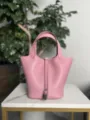 Détail de sac seau en cuir rose, coutures faites à la main avec cadenas en métal argenté. - Boucle Argentée / Mauve