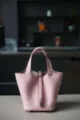 Roze leren emmertas met handvatten en slotjessluiting, minimalistische handtas dagelijks. - L18 B13 H18 cm / Dromerig roze paars met zilveren gesp