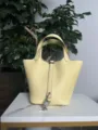 Vue détaillée de sac seau en cuir jaune, cuir haut de gamme avec cadenas et quincaillerie. - Boucle Argentée / Jaune Milton