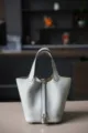 Handgemaakte emmertas van echt leer met elegant metalen slot-detail voor dames. - L18 B13 H18 cm / Graalblauw met zilveren gesp