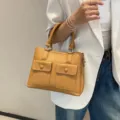 Bolso de mano de mujer de cuero genuino amarillo, bolso cruzado casual con bolsillos delanteros. - 25*12*19 cm / Galleta