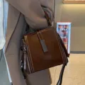Bolso de hombro retro marrón de cuero para mujer con cierre metálico para uso diario. - Café