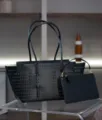 Grand sac cabas en cuir perforé noir avec pochette assortie, design élégant pour femmes. - L31xL15xH21 cm avec boucle dorée / Noir