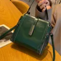 Dunklegrüne echte Leder Retro Damen Handtasche stilvolle Umhängetasche Pendlertasche - Grün