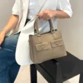Bolso de mano cruzado de cuero caqui con bolsillos frontales, elegante para el trabajo. - 25*12*19 cm / Gris