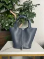 Sac seau classique en cuir véritable pour femmes, variante de couleur bleu foncé. - Boucle Argentée / Bleu Nuit