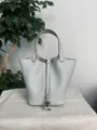 Sac seau en cuir veritable bleu clair avec quincaillerie argentee, cabas elegante pour femmes. - Boucle Argentée / Bleu Graal
