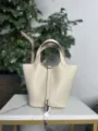 Echte koeienhuid leren emmertas, creme witte handgemaakte handtas met zilveren slot hardware. - L18 B13 H18 cm / Milkshake wit met zilveren gesp