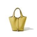 Gele lederen emmertas handtas tas met metalen slot sluiting en dubbele handvatten stijl. - L18 B13 H18 cm / Kuikengeel met zilveren gesp