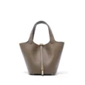 Stijlvolle lederen emmertas in taupekleur, minimalistische handtas met chique sloten. - L18 B13 H18 cm / Taupe Gouden Gesp