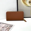 Portafoglio lungo in pelle marrone da donna con chiusura a zip e morbida texture martellata. - Giallo ocra