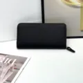 Portafoglio lungo nero in pelle con chiusura zip e finitura testurizzata da donna. - Nero