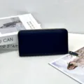 Primo piano dettagliato del portafoglio lungo in pelle blu scuro con cerniera metallica. - Blu Zaffiro