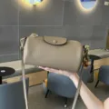 Bolso de hombro cilíndrico de cuero genuino para mujer, elegante bolso cruzado con herrajes finos. - Gris elefante