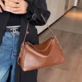 Borsa a tracolla retrò in vera pelle da donna, elegante borsa hobo marrone casual e chic. - Caffè