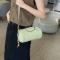 Bolso cruzado cilíndrico de cuero verde claro, elegante bolso de hombro con borla de cuentas. - Verde claro