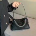 Borsa a tracolla da donna in vera pelle nera, elegante borsa hobo morbida e versatile. - Nero