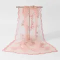 Écharpe longue brodée en dentelle de nylon rose vue détaillée avec élégant design floral. - Rose