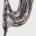 Gros plan sur l'écharpe en tissu léger imprimé abstrait, montrant une texture fine et un beau tombé. - Gris Violet Encre