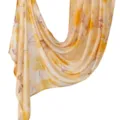 Vue detaillee d'une echarpe en lin imprime floral jaune leger, texture elegante. - YW621-01