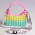 Bunte Silikon Push Bubble Umhängetasche, süße Herz Fidget Toy Handtasche für Kinder. - Makronenfarbe mit Schultergurt