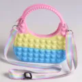 Bolso cruzado de silicona colorido burbuja push pop corazón degradado juguete sensorial bolso - Rosa, amarillo y azul con correa de hombro
