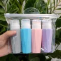 Ensemble de sous-flacons de voyage en silicone avec 4 bouteilles colorées et sac transparent. - Ensemble de sacs en EVA