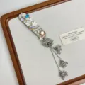 Elegante Strass Quaste Haarklammer mit funkelnden Kristallen, Perlen und feinen Silberanhängern. - Blumen-Stil (Z-3930)