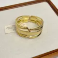 Brazalete rigido geometrico hueco dorado para mujer, joya de moda minimalista para estilo urbano. - Estilo Geométrico Calado Brillante (Z-3677) / Oro Brillante