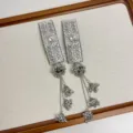 Detailaufnahme von silbernen ethnischen Quasten-Haarspangen mit Strass und Glöckchen. - Basic-Stil (Z-3753) / Silber