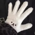 Gants d'hiver chauds en laine doublés de polaire pour femmes avec détail de broderie d'ours mignon. - Blanc