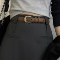 Détail de ceinture pour femme en cuir véritable minimaliste, fine lanière marron boucle métal. - Couleur caramel