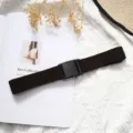 Cinturón elástico marrón oscuro con hebilla negra, material estirable para vaqueros y pantalones. - Café